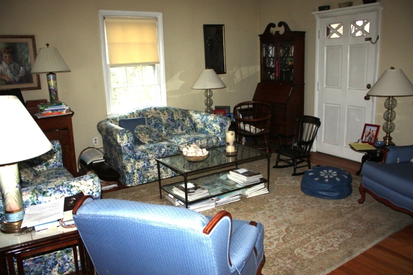 The living room before the renovation. 